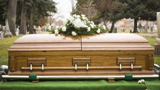 Coborau cosciugul cu fiul lor in groapa, cand au auzit scancete de bebelusi venind dinspre sicriu..