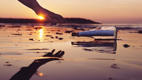 A găsit o sticlă pe plajă cu un mesaj înăuntru. L-a citit! Nu s-a mai putut opri din plâns