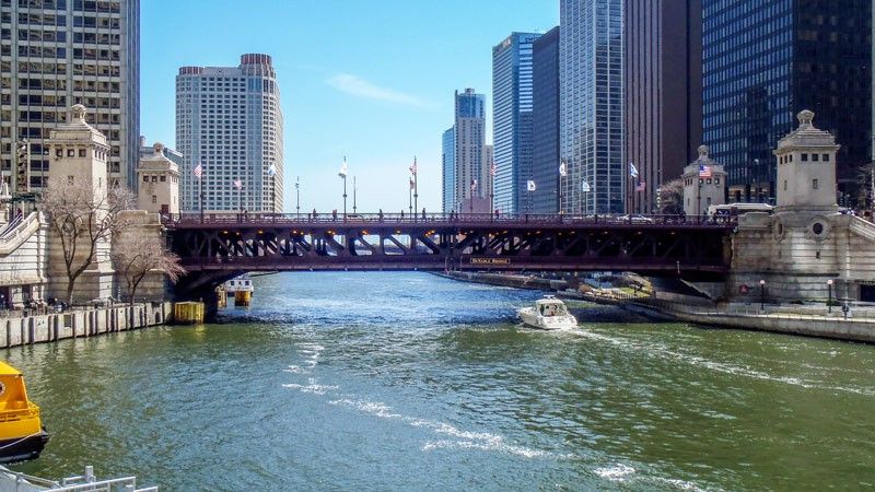 Poliţia din SUA, în alertă. O cântăreaţă faimoasă ameninţă că se aruncă de pe un pod