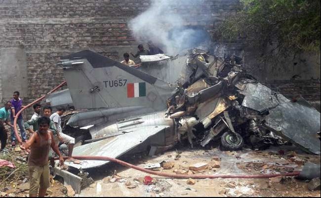 Avion militar prăbușit într-un cartier rezidenţial. Mai multe persoane au fost rănite