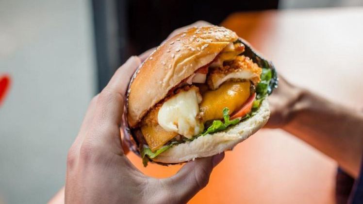 Restaurantul în care poţi mânca burgeri gratuit, pe viaţă. Trebuie să faci un singur lucru!