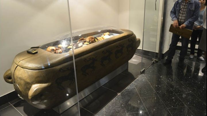 Șoc printre arheologi. Au descoperit o mumie plină de tatuaje, veche de 2.500 de ani