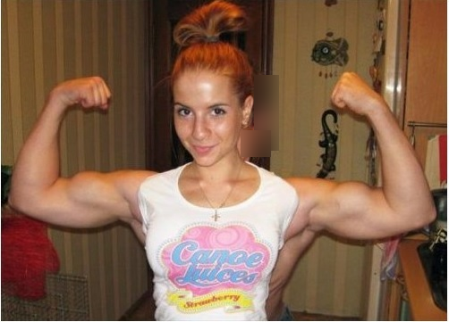 Cum a ajuns tânăra de 18 ani să se laude cu muşchi impresionanţi. Secretul TERIBIL din spatele pozei