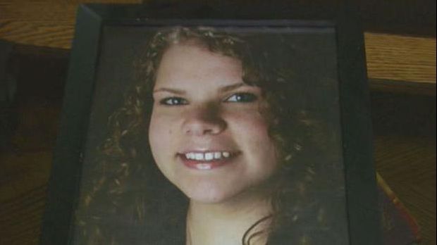 O tânără le-a lăsat un BILET DE ADIO părinţilor înainte de a se sinucide. Poliţia l-a distrus... 