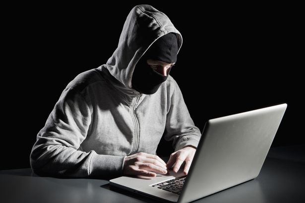 A vrut să-și acceseze laptopul. A făcut o poză hackerului care i-a spart contul. ȘOC! Ce a văzut