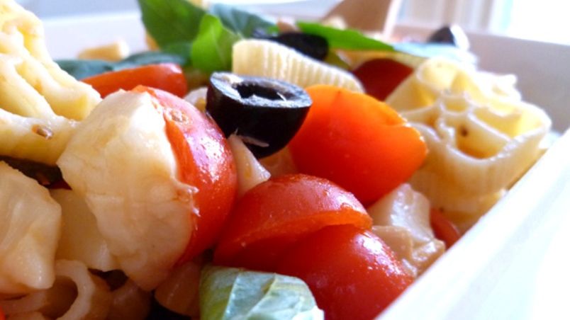 Cea mai bună gustare de vară: paste reci cu ton, roșii și măsline