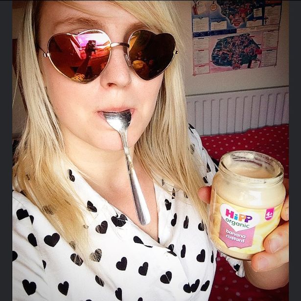 Consumă 10 borcane de mâncare pentru bebeluși pe zi, de un an de zile. E incredibil cum arată acum