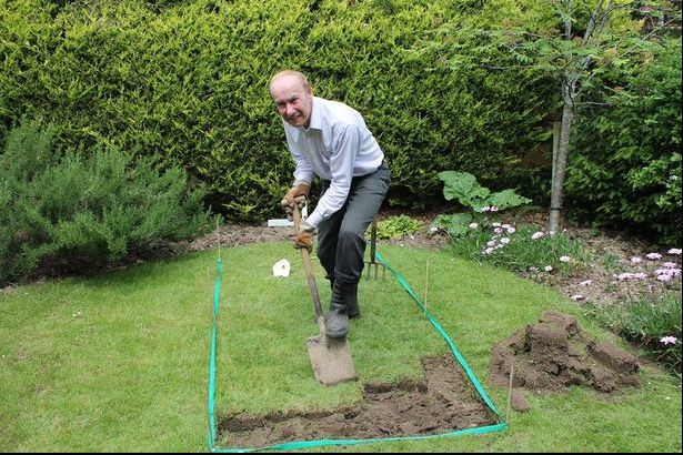 Vecinii l-au prins când scotea gazonul din curte. I-au aflat secretul și s-au cutremurat