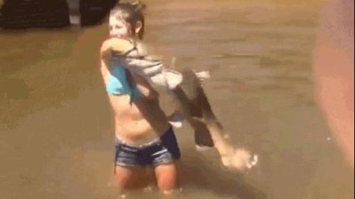 A prins un pește uriaș, cu mâna goală. Imagini uimitoare