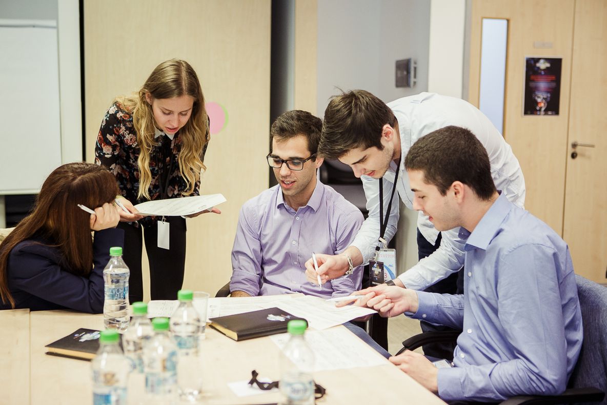 Studenţii români, premiaţi în programul de training pentru competiţia CEO Challenge a P&G (P)