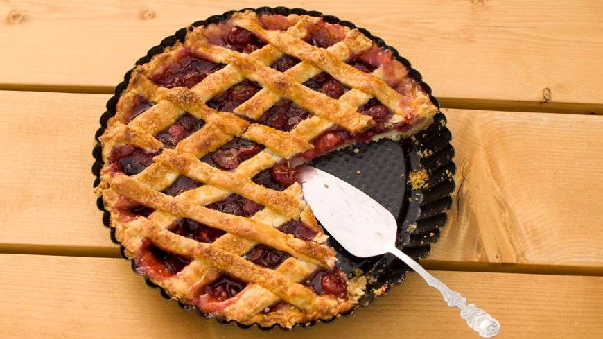 Cum faci PLĂCINTĂ AMERICANĂ cu cireşe. Gustul ei te va cuceri!