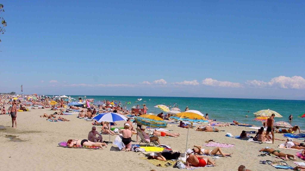 Stăteau la plajă când au văzut ceva terifiant. Au fugit îngroziţi spre hoteluri