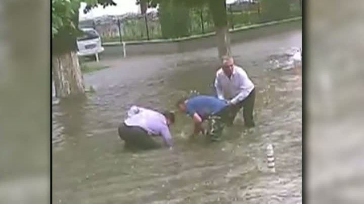 Hărnicie pe Facebook. Cum desfundă primarul din Curtea de Argeş o gură de canal