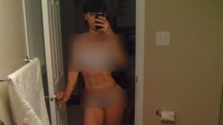 E profesoară, e sexy şi a făcut un selfie dezbrăcată. Au concediat-o, dar nu pentru nud.Ce e în poză