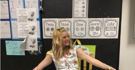 Cum a mers îmbrăcată la şcoală o învăţătoare de la clasa I. Elevii au ÎNLEMNIT, părinţii au amuţit