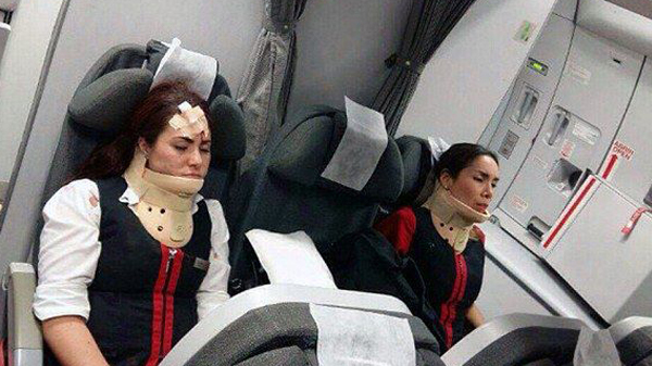 20 de persoane rănite, după ce avionul cu care călătoreau a trecut printr-o zonă de turbulenţe