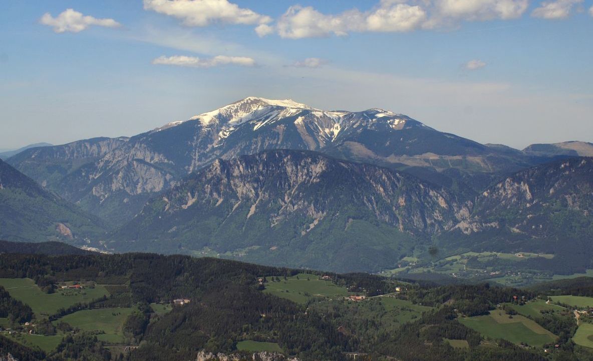 Fabulos! 60 de turişti, abandonaţi de ghid în vârf de munte, după ce acesta s-a îmbătat