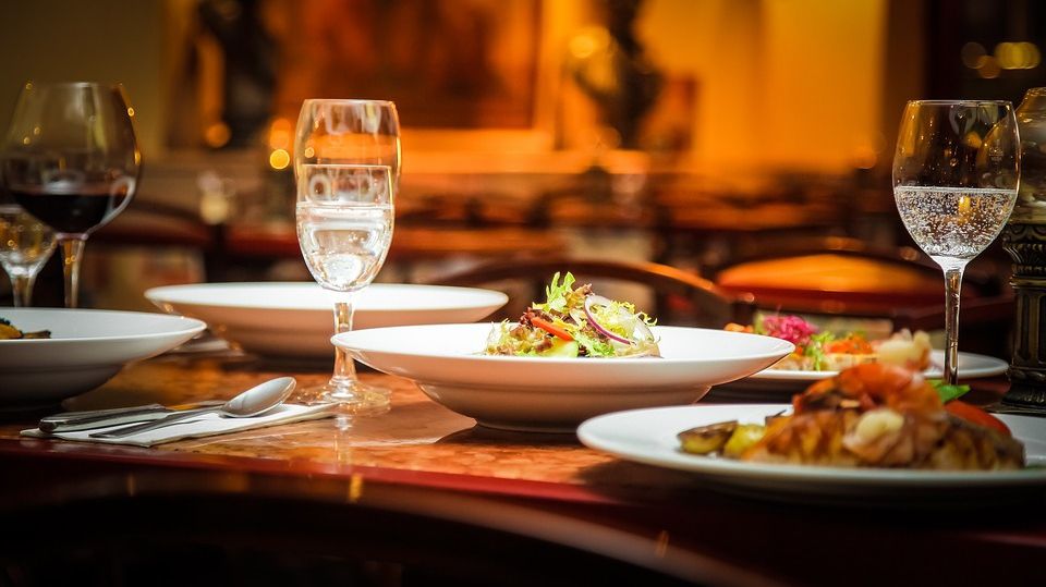 Pericolul ascuns din restaurante. Virusul care îmbolnăveşte mii de oameni 