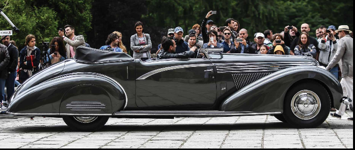 Concurs de eleganță pe patru roți.  33 de automobile retro, expuse pe Domeniul Regal Peleș