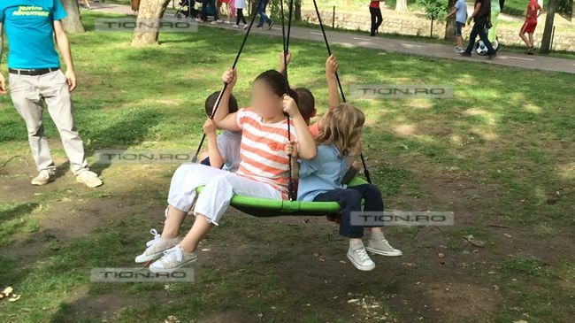 Dramă la Timişoara, de Ziua Copilului. Un leagăn plin cu copii s-a rupt: două fetiţe, la spital