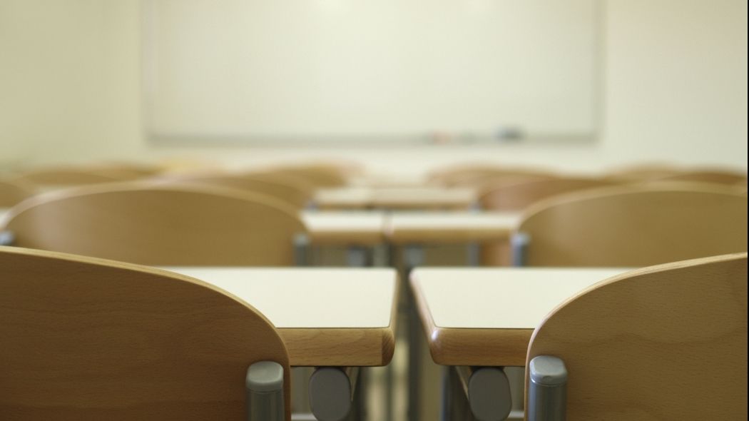 Bătaie ca în filme între un profesor şi un elev, pe coridorul şcolii. Scene VIOLENTE! 