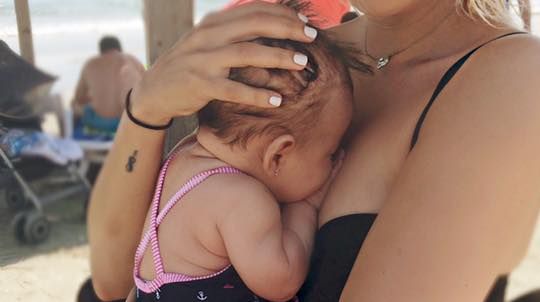 Vedetă din România, la plajă cu bebeluşul pentru prima dată. "Ne-ai topit, gata!"