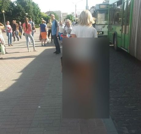 Cum a ieșit această femeie în centrul orașului. Nu mai are nicio jenă. Trecătorii au încremenit