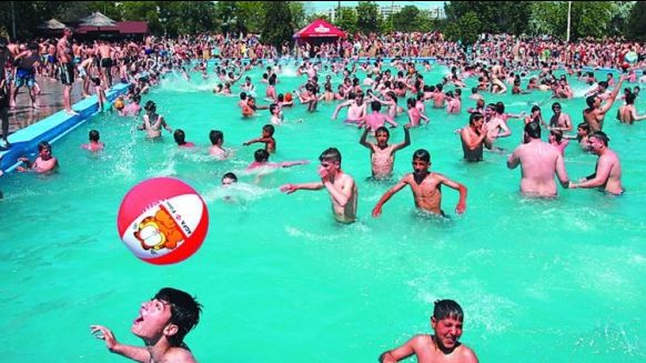 Fata de 16 ani găsită asfixiată după ce a inhalat apă la ştrandul Străuleşti a murit