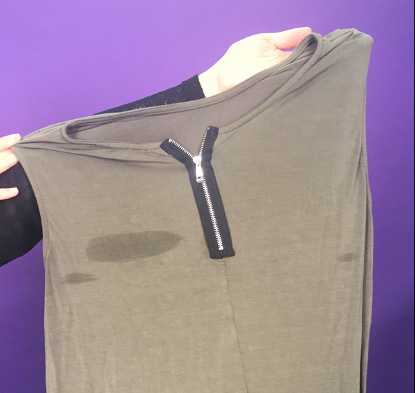 A luat masa în oraș. Apoi a văzut pata pe bluză. Nu era de la mâncare. ȘOC!Ce a descoperit în sutien