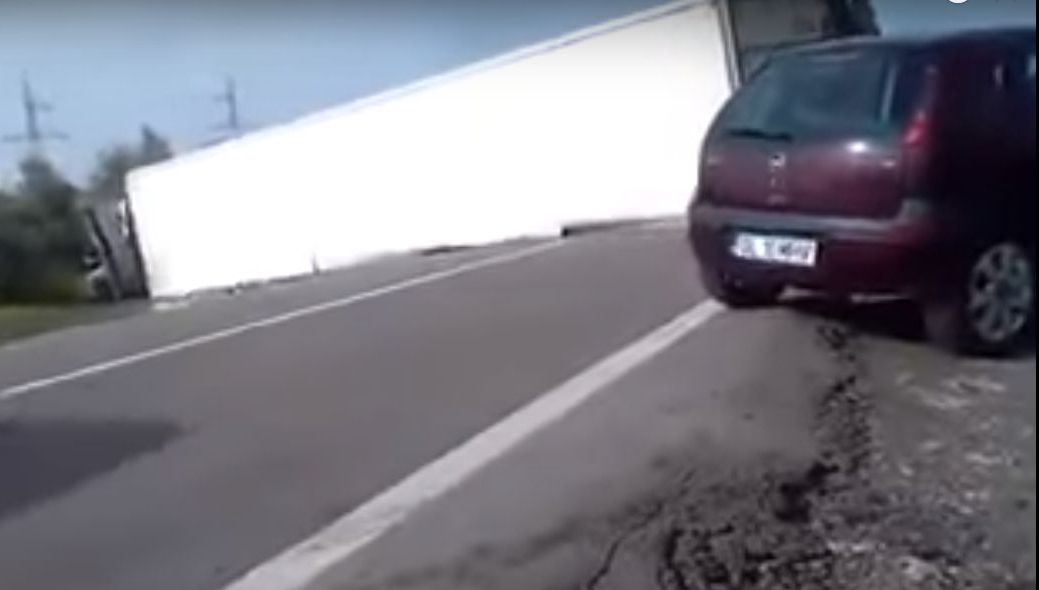 Accident pe DE 584, la Albina: un TIR s-a răsturnat