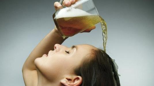 Este uimitor ce se întâmplă cu părul tău dacă te clătești cu bere