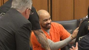 Reacția ȘOC a tatălui unei fete ucise când ucigașul i-a râs în față la tribunal. S-a repezit și..