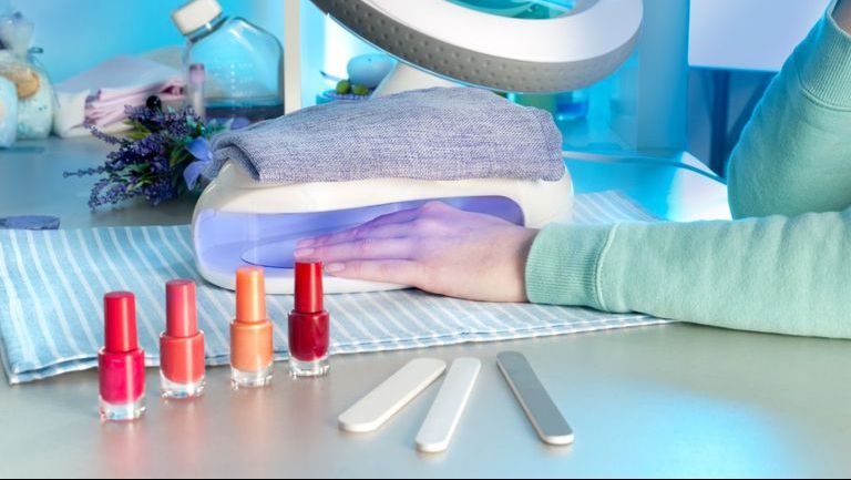 Din ce este făcută, de fapt, oja de unghii? Nu o vei mai folosi niciodată când vei afla adevărul