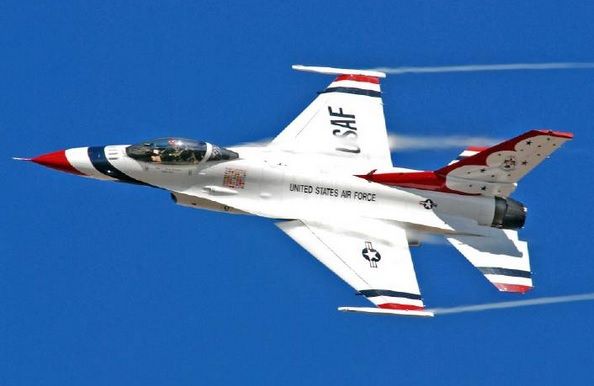 Avion militar prăbuşit în timpul unui show aviatic - GALERIE FOTO