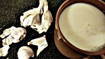 A pus usturoi în lapte. Și tu vei face asta după ce vei vedea rezultatul