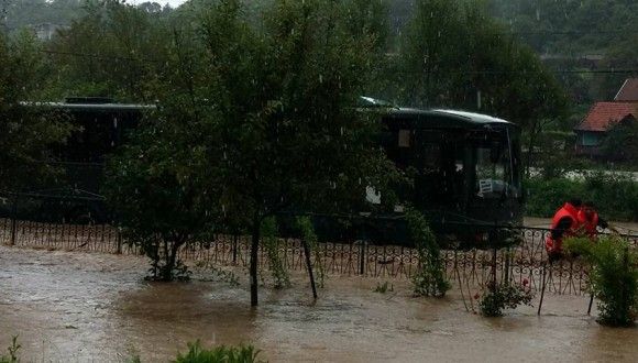 Autobuz cu 30 de călători, surpins de viituri. ISU Hunedoara, intervenţie de urgenţă