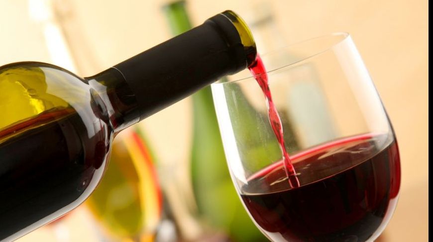 A fost creat aparatul care transformă apa în vin! Cât costă și cu funcționează