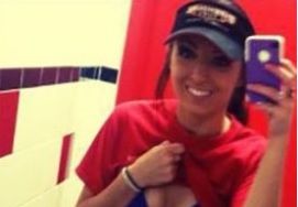 Era la muncă şi a mers la toaletă. S-a dezbrăcat şi a făcut ASTA în oglindă. Au CONCEDIAT-O