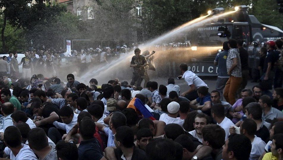 Tensiuni în Armenia: zeci de arestări după un protest. O luare de ostatici durează de 5 zile deja