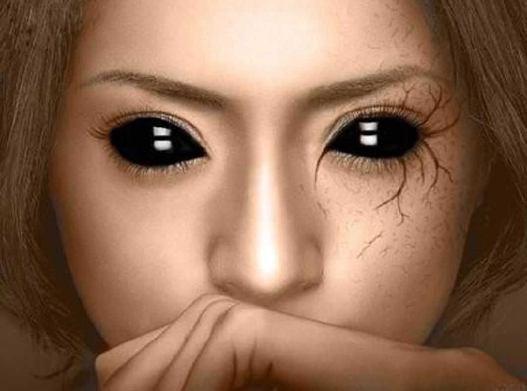 Cele mai "nebune" tehnici de machiaj de pe Internet. Femeile sunt înfricoşătoare!