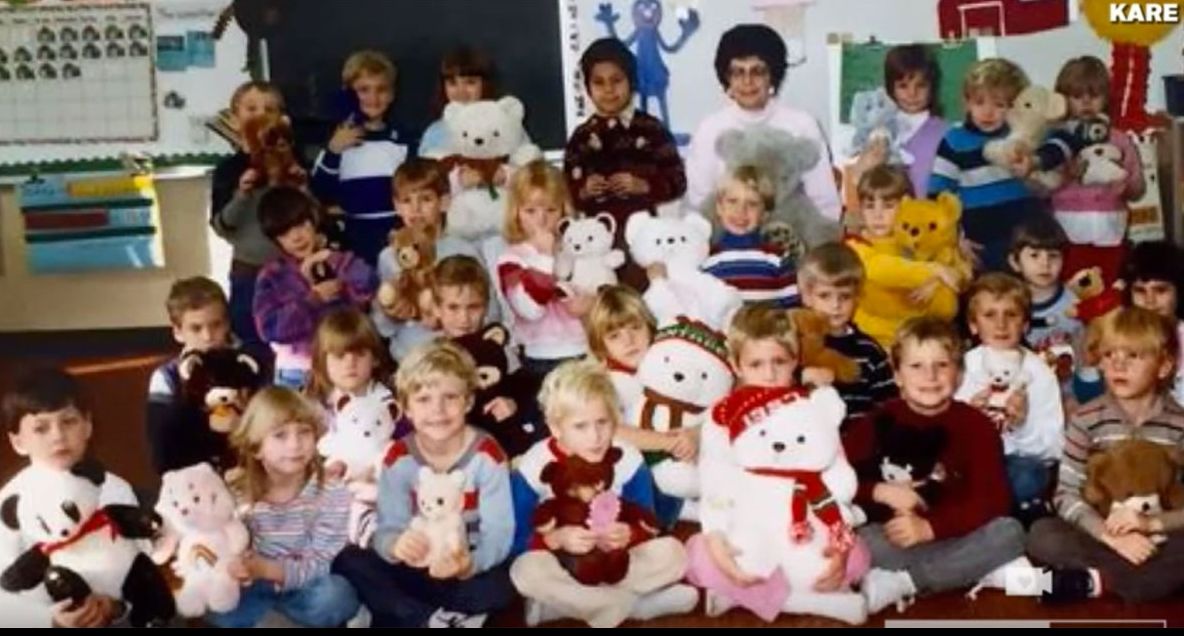 Și-a strâns elevii pentru poza de grup. După 20 de ani, un detaliu din fotografie a uluit-o