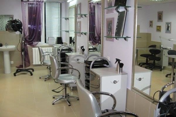 S-a dus să se tundă, iar când a văzut afişul de pe uşa frizeriei a înlemnit! Executăm.... - FOTO