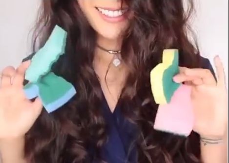 Şi-a pus bureţi de vase în păr. Câteva minute mai târziu... Efectul e fabulos!