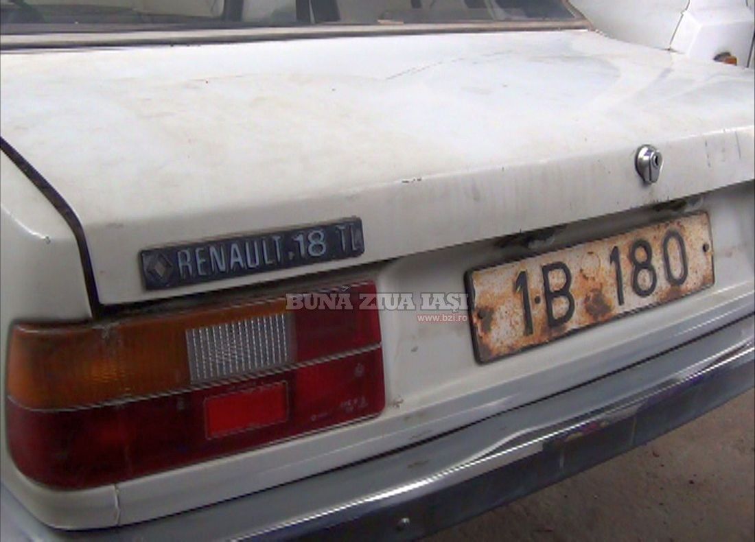 Cum arată maşina Elenei Ceauşescu, uitată într-un garaj din Iaşi. Ce s-a descoperit în interiorul ei