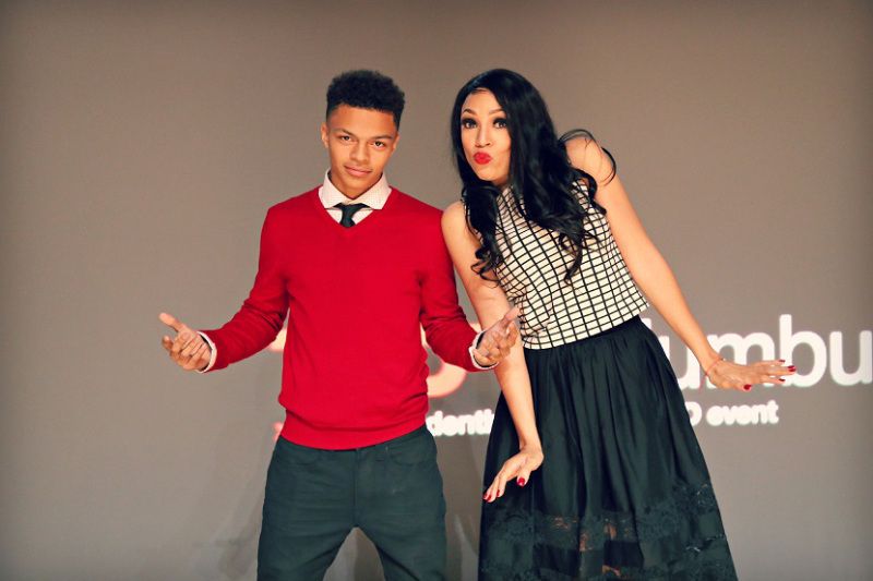 Şi-a luat mama la balul de absolvire. Femeia a făcut furori. Frumuseţea ei a eclipsat adolescentele