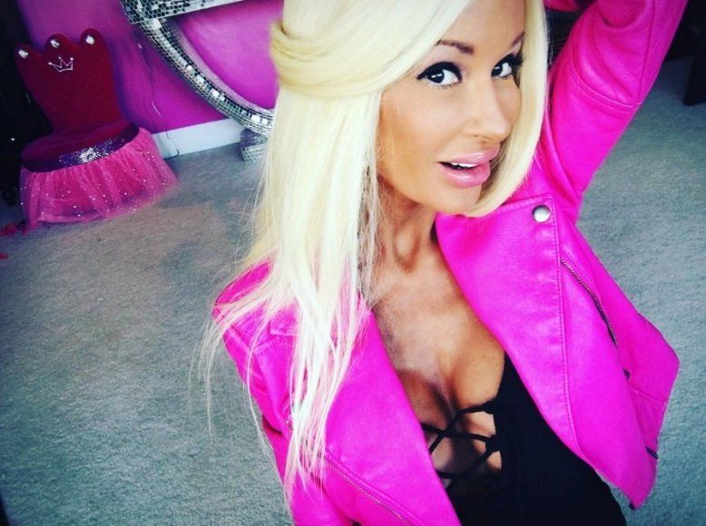 Aici arată normal. A împrumutat din bancă, a strâns 50.000$ ca să arate ca Barbie. TRANSFORMARE-ŞOC