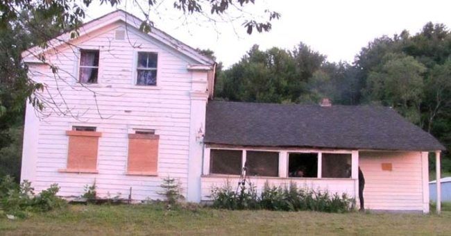 A găsit cea mai înspâimântătoare casă din statul New York. S-a cutremurat când a deschis ușa! 