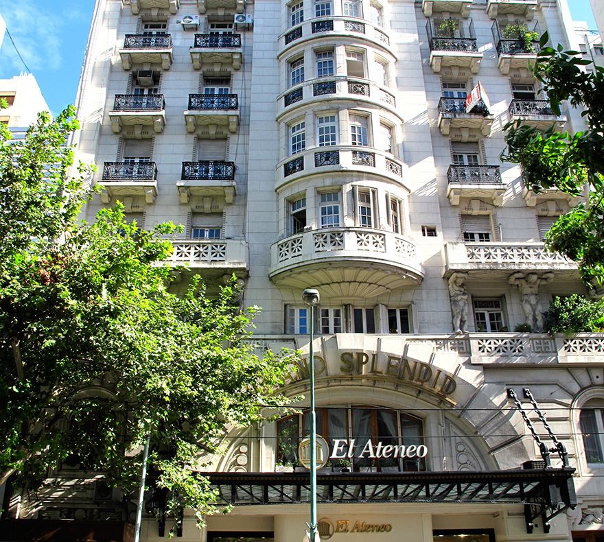 Au cumpărat un teatru vechi şi nefolosit de 100 de ani. Cum arată acum clădirea înăuntru e UIMITOR