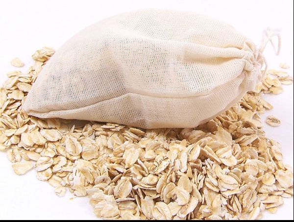 A umplut un ciorap cu fulgi de ovăz și l-a atârnat în cadă. Rezultatul l-a uimit!