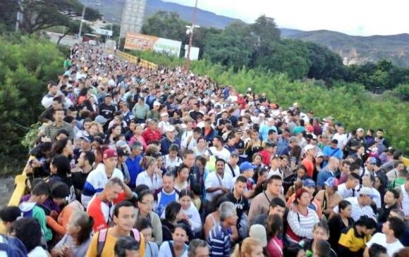 Cea mai lungă coadă pentru mâncare. Un "fluviu de oameni" ia cu asalt granița țării vecine